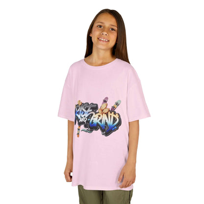 Kid's T-shirt in pink with graffiti 'Rise and Grind' design, featuring skateboards and urban style.